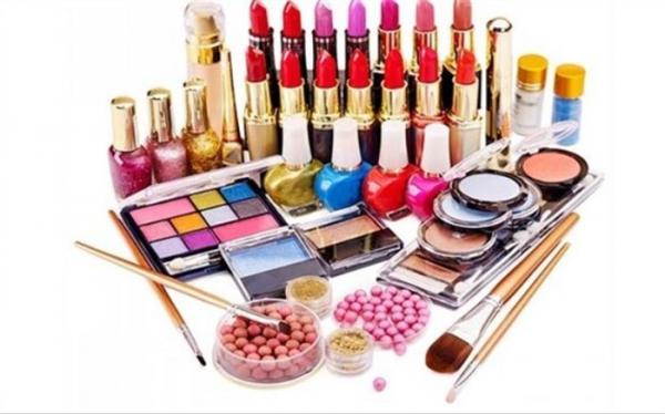 آیا وزارت صمت از لغو ممنوعیت واردات لوازم آرایشی عقب نشینی می نماید؟