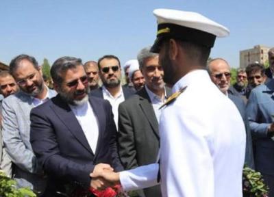 وزیر فرهنگ از 5 دریانورد ملایری ناو گروه 86 نیروی دریایی تجلیل کرد