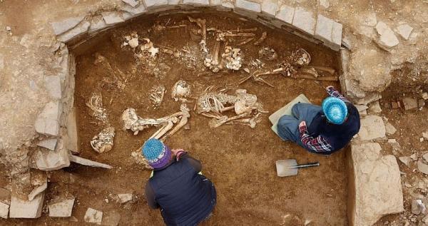 کشف مقبره 5500 ساله با اسکلت های بدون جمجمه